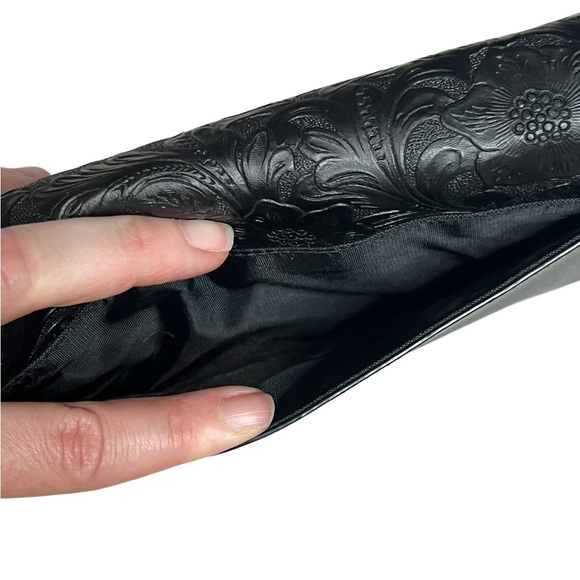 Minnetonka tooled leather embossed wallet in Black with card holders - Picture 13 of 13